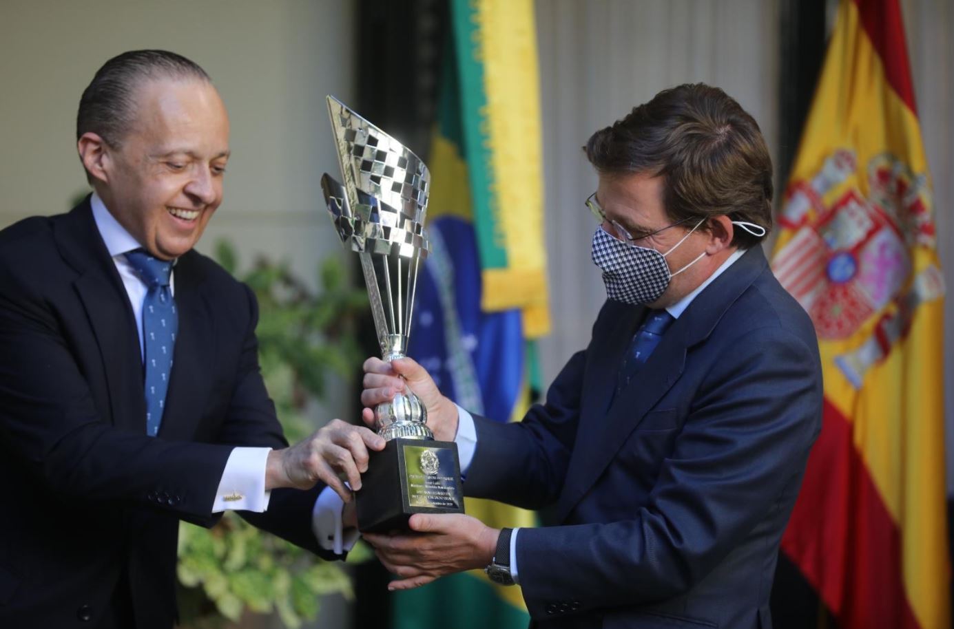 Brasil distingue al Alcalde de Madrid con el galardón Fervor do Brasil
